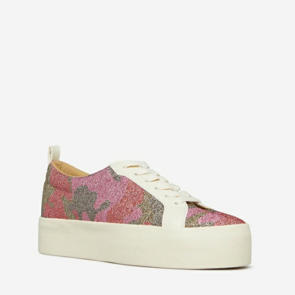 Flat form tennis shoe